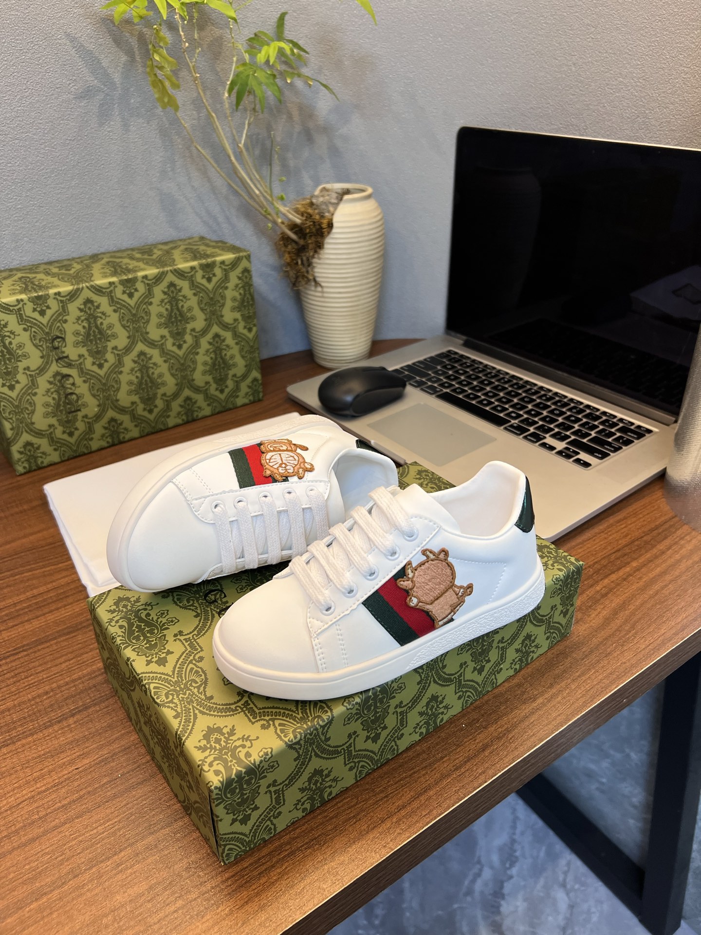 Children's shoes child